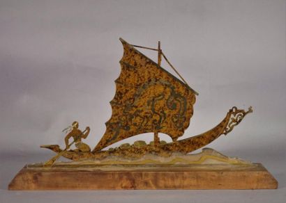 LUCIEN GERFAUX (XXème) bateau en dinanderie sur un socle de bois