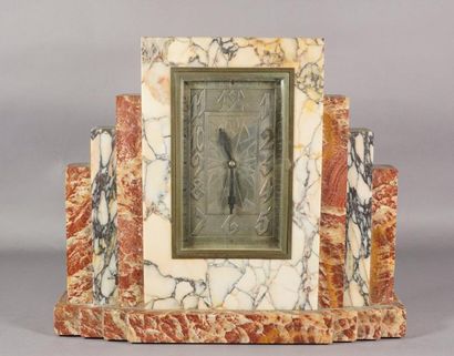 LÉON HATOT (1883-1953) Pendule en marbre 35 x 42 x 12 cm