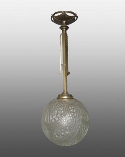 HETIER ET VINCENT Lustre en bronze et globe en verre dépoli à décor géométrique 65...