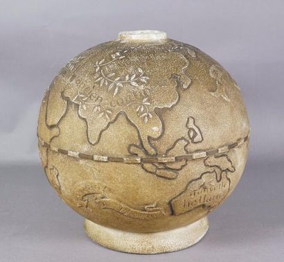 null Vase Mappe monde en plâtre patiné H 26 cm (accidents)