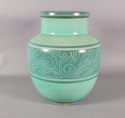 G. JAEGLE, XXe siècle Vase en céramique émaillée verte à décor d'une frise végétale,...