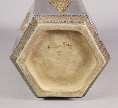ANDRÉ FAU (1896-1982) Vase hexagonal en céramique émaillée signé sous la base H 20...