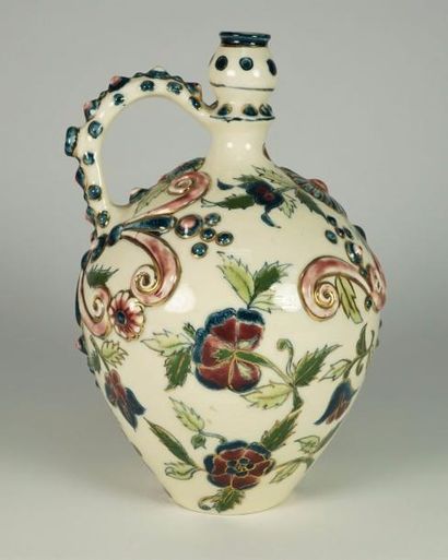 VILMOS ZSOLNAY (1828-1900) Vase gourde en céramique émaillée cachet sous la base...