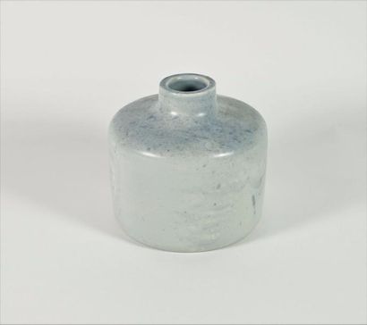 ANONYME Petit vase en céramique émaillée bleu, monogrammé M. H 11cm.