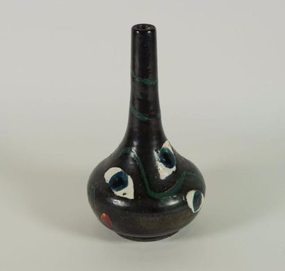 ANONYME Vase en céramique émaillée à décor d’yeux. H 19 cm.