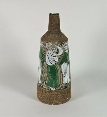 TRAVAIL ITALIEN Vase en céramique émaillée à décor d’une frise de personnage. H 30...