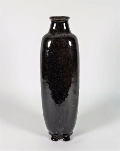 ANONYME Vase en céramique émaillée reposant sur deux petits pieds, monogrammé sous...