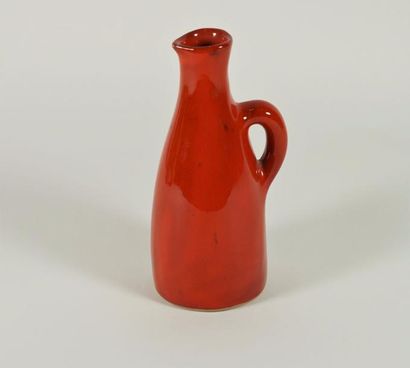 Robert PICAULT (1919 – 2000) Verseuse en céramique émaillée rouge, monogrammée RP...