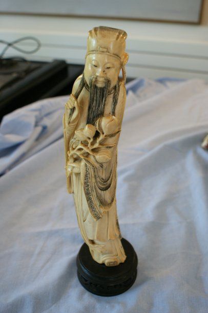 SUJET en ivoire sculpté représentant un personnage...