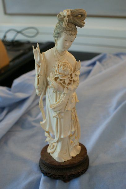 SUJET en ivoire sculpté représentant une...