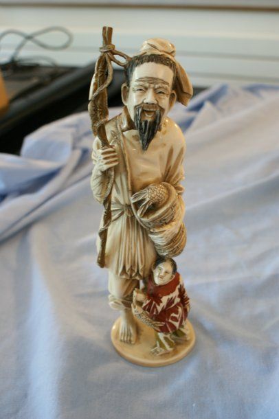 SUJET en ivoire sculpté représentant un pêcheur...