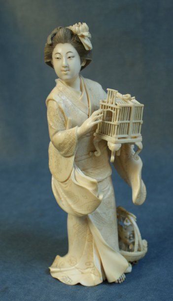 Sujet en ivoire sculpté représentant un femme...