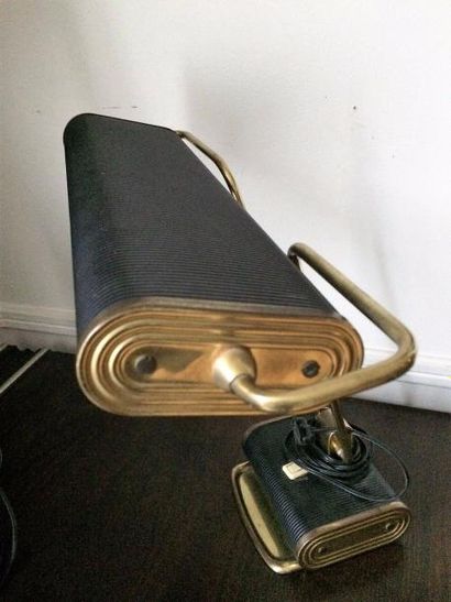 TRAVAIL FRANçAIS VERS 1960 Lampe de bureau à cache ampoule mobile en laiton et métal...