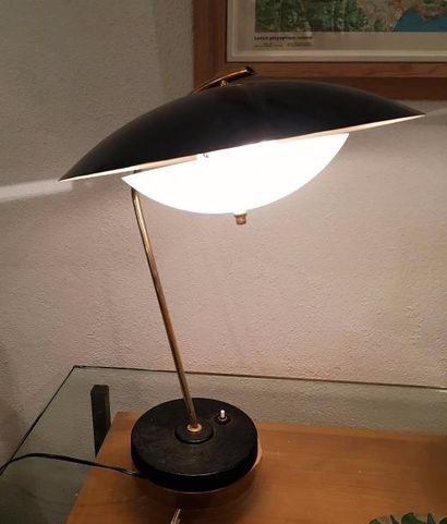 STILNOVO (ATTRIBUÉ À) Lampe à poser en tôle de métal laiton et fonte H 50 cm