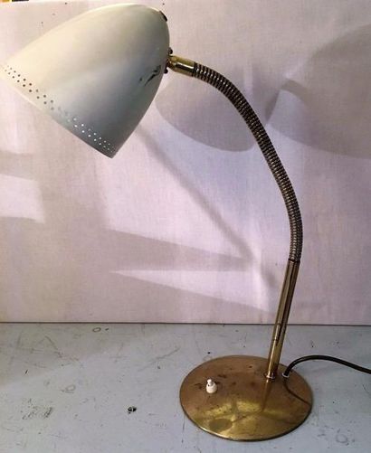 TRAVAIL FRANçAIS VERS 1960 Petite lampe articulée en tôle et laiton