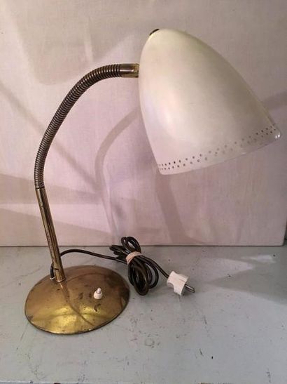 TRAVAIL FRANçAIS VERS 1960 Petite lampe articulée en tôle et laiton