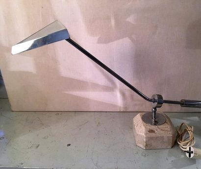 Travail français Vers 1970 Lampe articulée en métal chromée et travertin H environ...