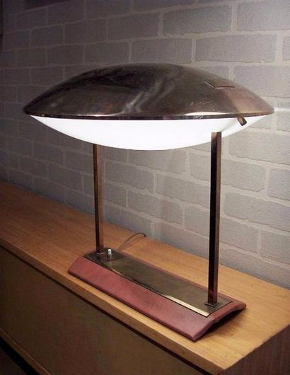 STILNOVO Vers 1955 Lampe à poser à cache ampoule soucoupe, en métal, perspex , laiton...