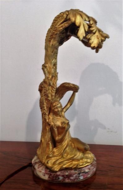 FERNAND OUILLON CARRERE Vers 1900 Lampe en bronze à décor d’une nymphe sur un piétement...