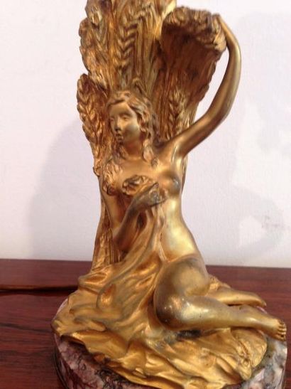 FERNAND OUILLON CARRERE Vers 1900 Lampe en bronze à décor d’une nymphe sur un piétement...