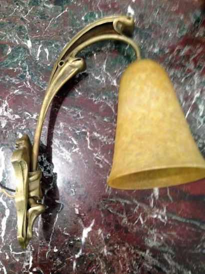 DAUM NANCY Vers 1900 Applique à cloche en pâte de verre , sur un bras en bronze stylisé...
