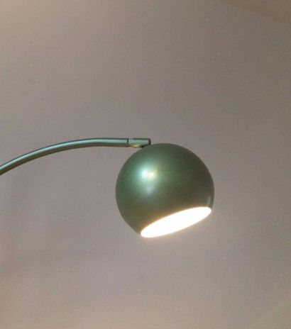 Travail français Vers 1970 Lampadaire relaqué vert, à trois caches ampoule sphériques...