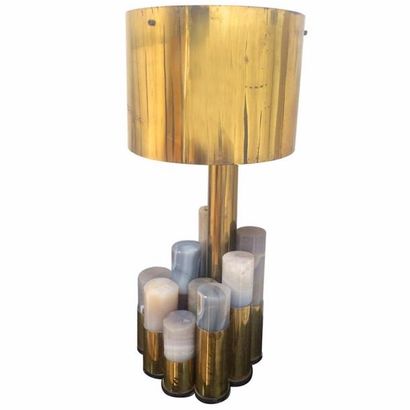 Ado CHALLE Vers 1970 Rare lampe en métal doré et cylindre d’agate disposés en quinconce...