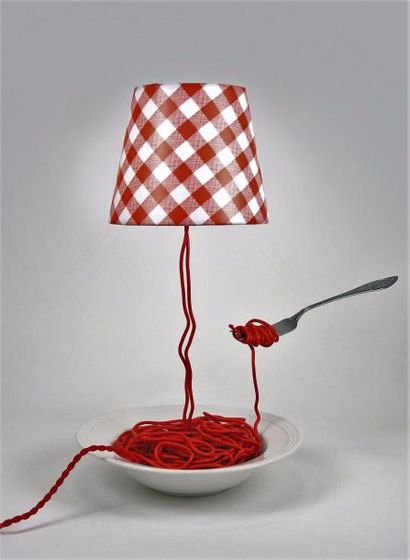 CHRISTOPHE GOUTAL Lampe spaghetti Sgnée 2010 - ex. : 44 / 100 Toile cirée vichy rouge,...