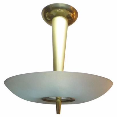 FONTANA ARTE Vers 1950 Plafonnier en métal doré à cache ampoule en verre givré