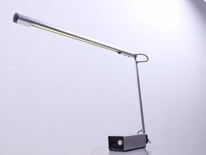GERALD ABRAMOVITZ Lampe de bureau en aluminium et métal laqué, à géométrie variable.50...
