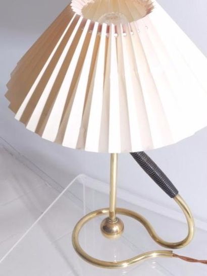 KAARE KLINT Vers 1960 Lampe ou applique à cache ampoule plissé et métal tubulaire...