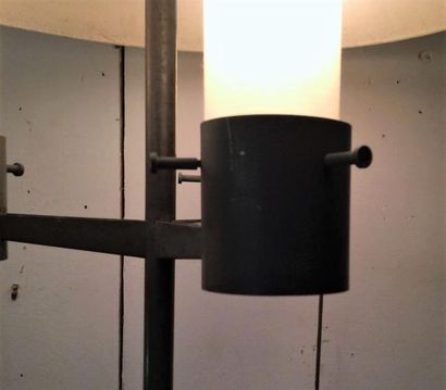 STILNOVO Vers 1950 Lampadaire à trois caches ampoules cylindriques en métal et papier...