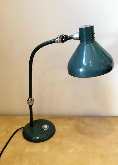 TRAVAIL FRANçAIS VERS 1960 Lampe de bureau en métal laqué et chromé Vers 1960 H 56...