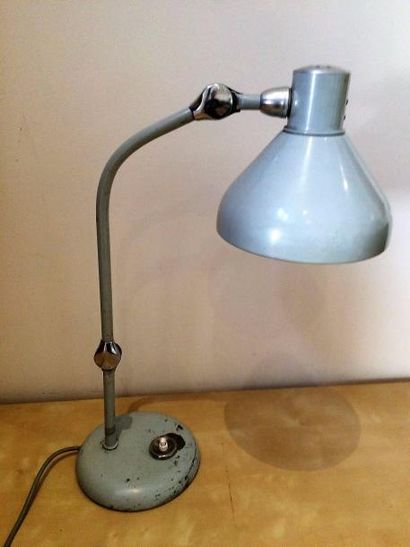 TRAVAIL FRANçAIS VERS 1960 Lampe de bureau en métal laqué et chromé H 56 cm