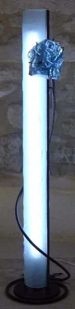 CHRISTOPHE TALEC Luminaire "ROSE BLEUE" Luminaire en forme de colonne cylindrique...