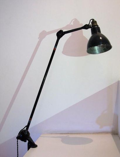 GRAS Vers 1940 Lampe de bureau agrafée à double bras mobile et cache ampoule cornet...