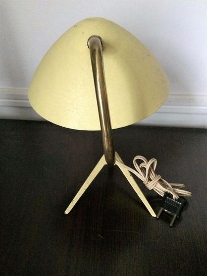 TRAVAIL FRANÇAIS VERS 1950 Lampe en tôle et laiton laquée jaune paille H 23 cm