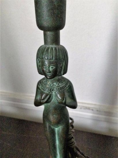 TRAVAIL FRANÇAIS VERS 1950 Pied de lampe en bronze à patine verte figurant une é...