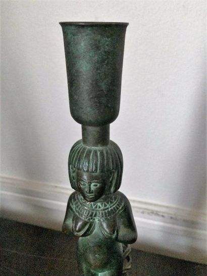 TRAVAIL FRANÇAIS VERS 1950 Pied de lampe en bronze à patine verte figurant une é...