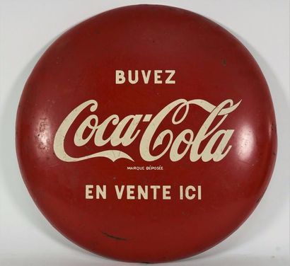 Coca-Cola BUVEZ COCA-COLA."En vente içi ”.Vers 1960 Plaque publicitaire bombée -...