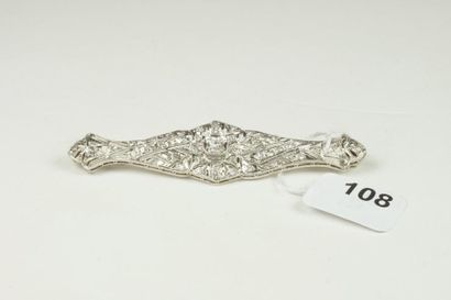 null Broche barrette en platine (850/oo) et 14 carats 585/°°formant un losange sertie...