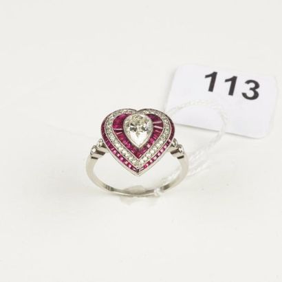 null Bague "coeur" en platine (850/oo) centrée d'un diamant poire taille ancienne...