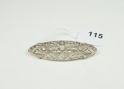 null Broche plaque ovale en or gris 18K (750/oo) à décor ajouré sertie de diamants...