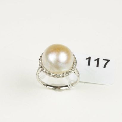 null Bague en platine (850/oo) sertie d'une importante perle Mabé (léger fêle) soulignée...