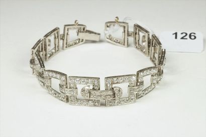 null Bracelet en platine (850/oo) composé de maillons géométriques sertis de diamants...