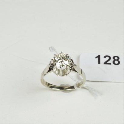 null Bague solitaire en or gris 18K (750/oo) ornée d'un diamant taille brillant calibrant...