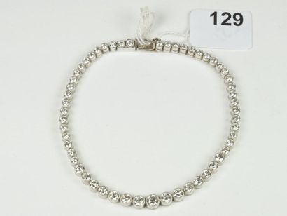 null Bracelet ligne en or et 18K (750/oo) et platine (850/oo) ornée d'une ligne de...