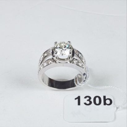 null Bague en or gris 18K (750/oo) formant deux anneaux centrés d'un diamant aille...