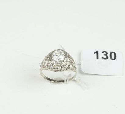 null Bague "Dôme" en platine (850/oo) ajouré d'un motif géométrique serti de diamants...