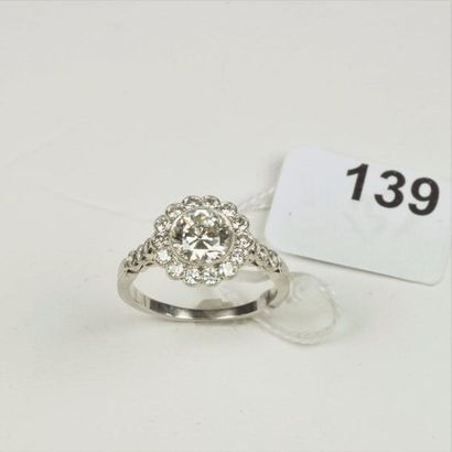 null Bague en platine (850/oo) centrée d'un diamant taille brillant serti clos calibrant...